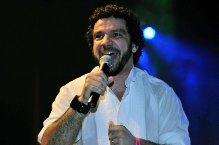 Zé Paulo Sierra canta 