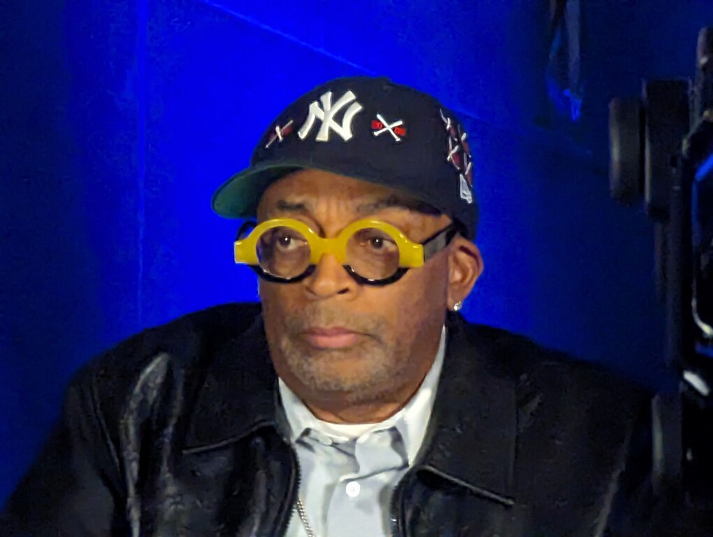 Lee cursou comunicação de massa no Morehouse College, em Atlanta, onde realizou seus primeiros filmes estudantis. Posteriormente, ingressou na Tisch School of the Arts, da Universidade de Nova York, onde concluiu o mestrado em cinema em 1982.
