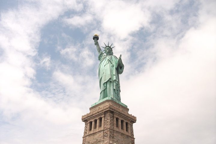 A implantação de um monumento desse porte pode exigir intervenções viárias, criação de estacionamentos, reforço de segurança, sinalização, serviços de emergência e adequações em saneamento e mobilidade.