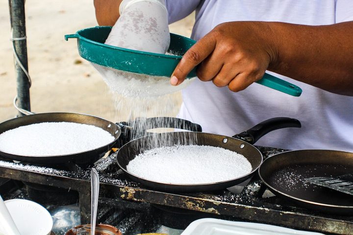<p>A gastronomia é outro aspecto que atrai os turistas por unir o frescor dos frutos do mar a pratos típicos do interior pernambucano, como tapioca e macaxeira.</p>

