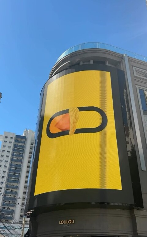 <p>O principal destaque é um telão de LED 5D circular, com 9,6 metros de largura e 11,5 metros de altura. No mesmo local, entrou em operação o New York Food Lounge, complexo gastronômico e cultural com 1.500 metros quadrados, 26 lojas e capacidade para 350 pessoas.</p>
