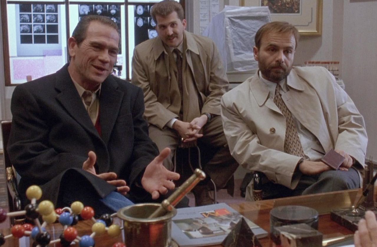 <p>A década de 1990 foi decisiva, pois Jones alcançou o auge com papéis memoráveis. Em 1993, brilhou em “O Fugitivo”, como o implacável delegado Samuel Gerard. A atuação lhe garantiu o Oscar de Melhor Ator Coadjuvante, tornando-se um nome consagrado mundialmente.</p>
