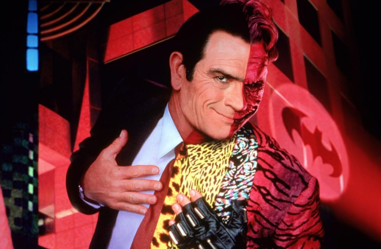 <p>Logo após, participou de “Batman Forever” em 1995, ao viver o vilão Duas-Caras. Embora o filme tenha dividido opiniões e sua performance tenha demonstrado versatilidade, essa escolha ampliou seu alcance para públicos diversos.</p>
