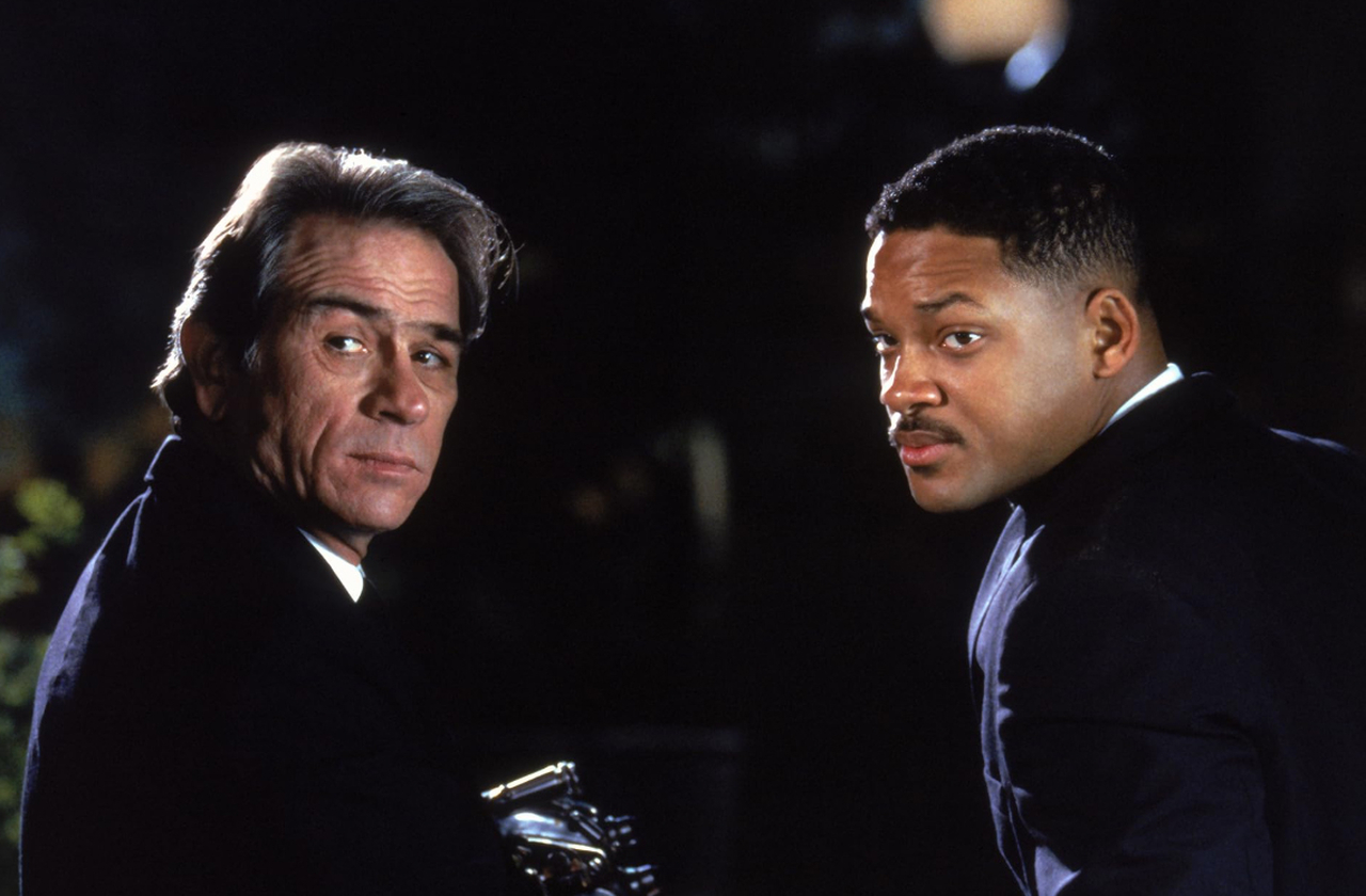 <p>Em 1997, protagonizou “Homens de Preto” ao lado de Will Smith, interpretando o agente K. O filme foi um enorme sucesso e gerou uma franquia duradoura. Sua atuação equilibrada entre seriedade e humor conquistou o público.</p>
