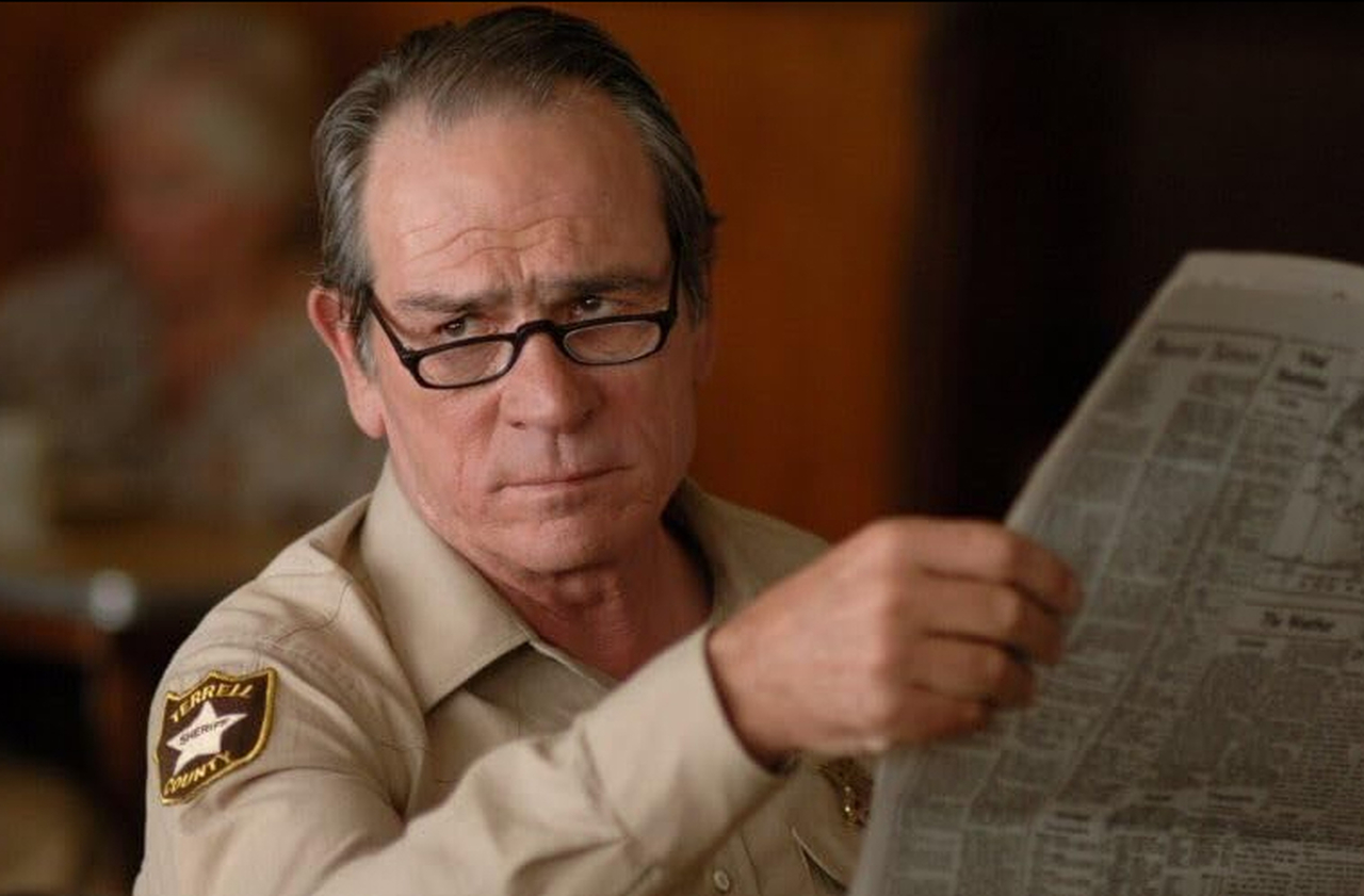 <p>Em 2007, brilhou em “No Country for Old Men”, dos irmãos Coen, como o xerife Ed Tom Bell. Sua interpretação foi marcada pela profundidade e melancolia. O filme venceu o Oscar de Melhor Filme.</p>
