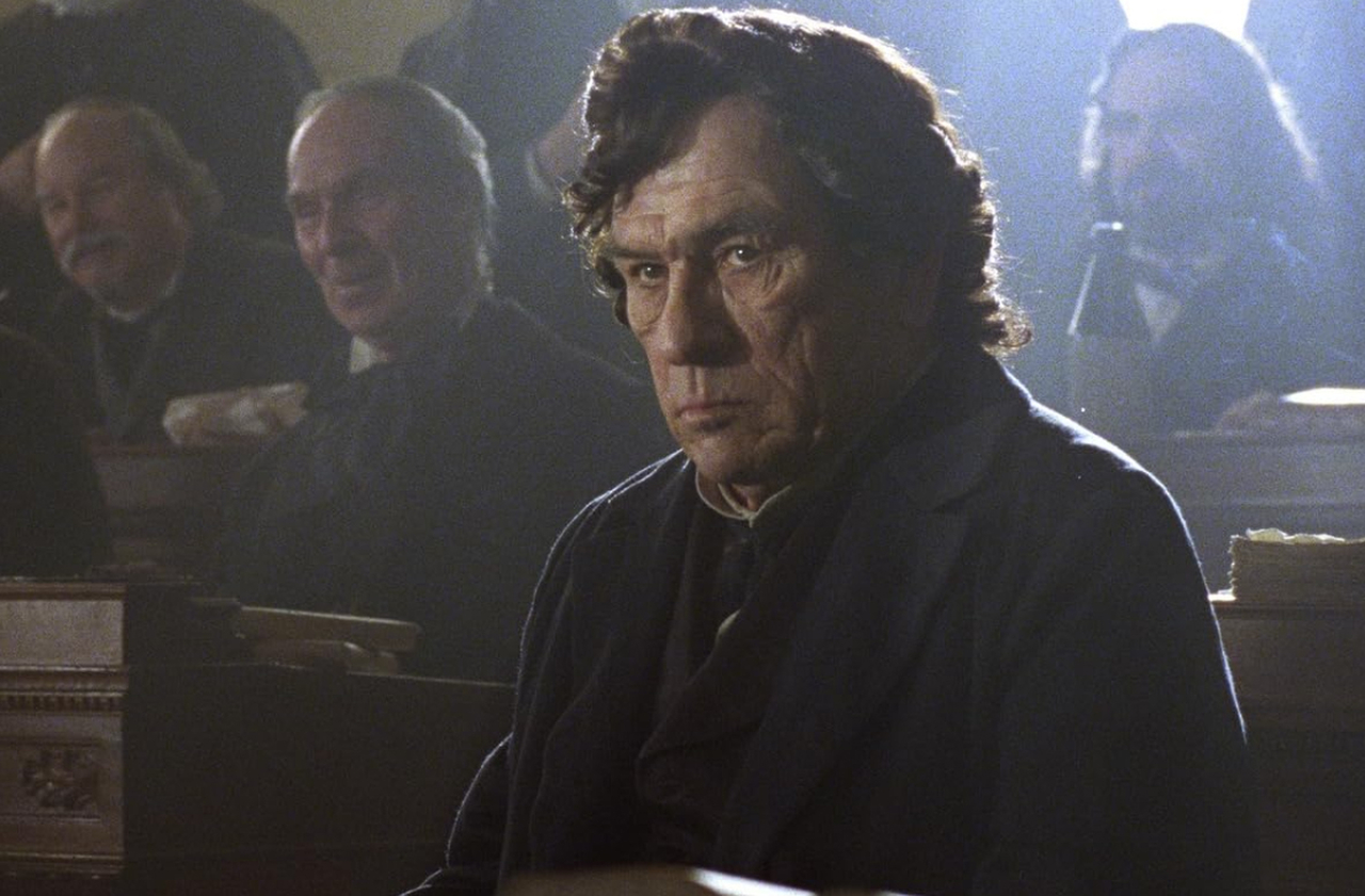 <p>Jones também se destacou em “Lincoln” (2012), dirigido por Steven Spielberg, interpretando Thaddeus Stevens. Sua atuação foi indicada ao Oscar, demonstrando consistência em papéis históricos. O reconhecimento reforçou sua capacidade dramática.</p>
