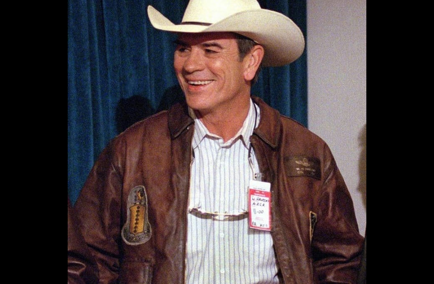 <p>Jones tem temperamento sério e reservado, características que influenciam sua imagem pública. Contudo, colegas destacam sua ética profissional e dedicação. Essa postura reforça sua reputação como ator comprometido.</p>
<p>&nbsp;</p>
<p>&nbsp;</p>
