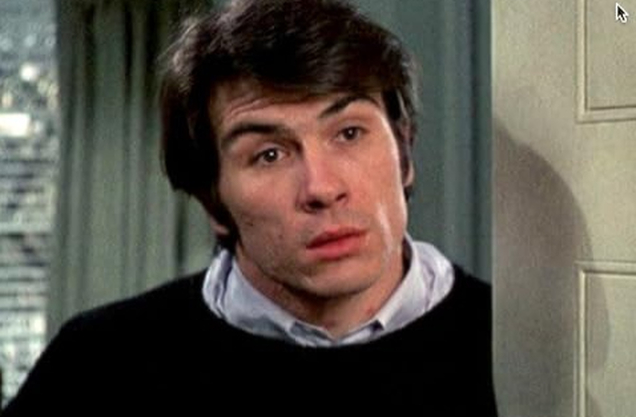 <p>Nos anos 1970, estreou no cinema com papéis menores, mas logo chamou atenção pela intensidade dramática. Essa fase inicial foi fundamental para explorar diferentes gêneros e, aos poucos, consolidou sua reputação como ator versátil.</p>
