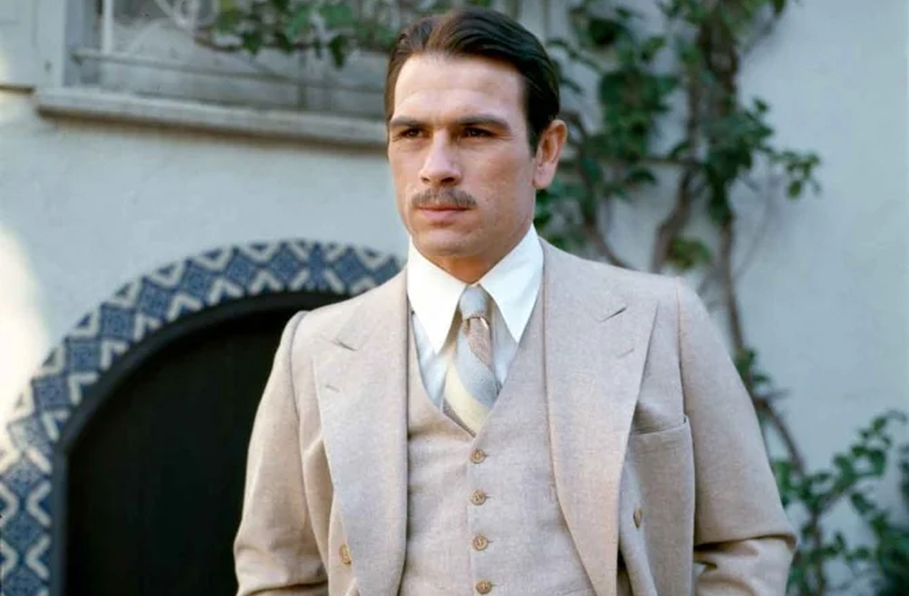 <p>Em 1977, interpretou Howard Hughes em “The Amazing Howard Hughes”, produção televisiva que lhe trouxe reconhecimento. A atuação demonstrou sua habilidade em dar vida a personagens complexos. Assim, passou a ser visto como ator capaz de grandes desafios.</p>
