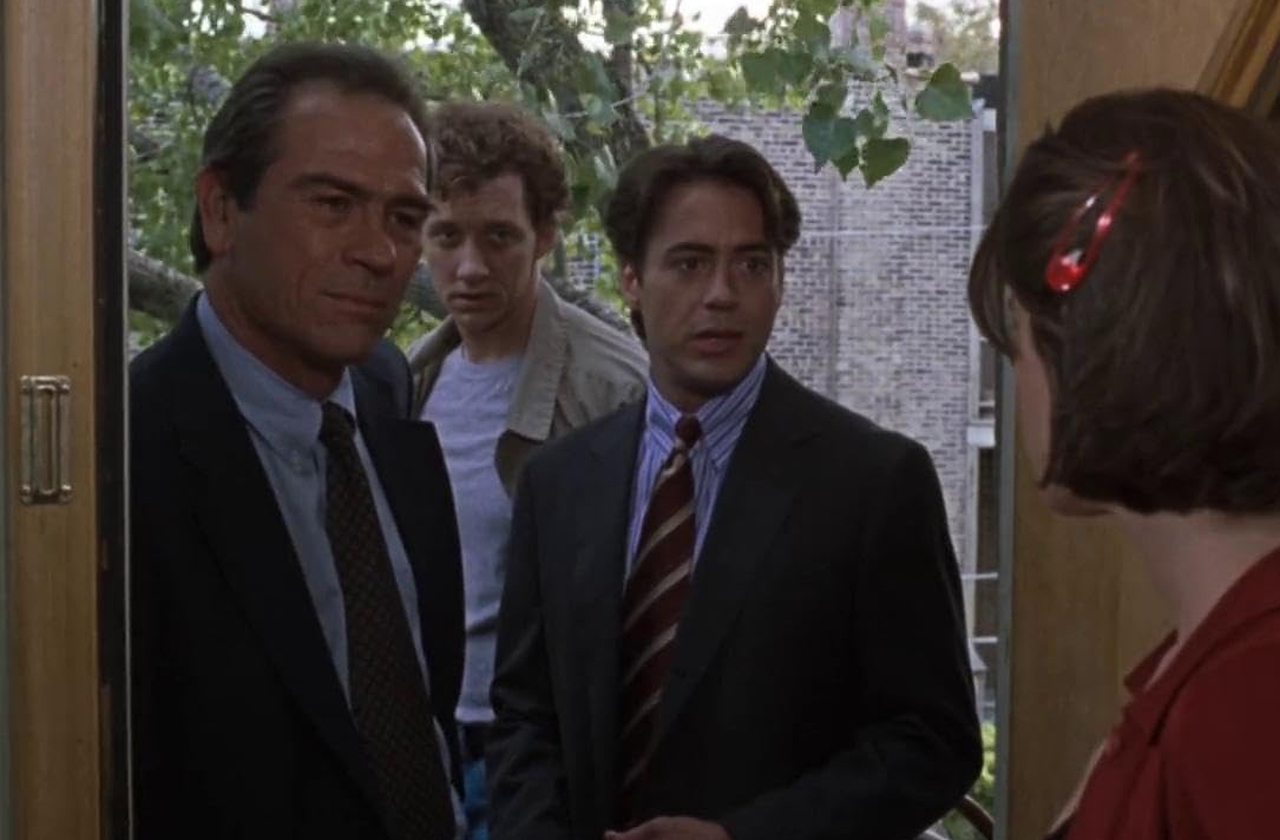 <p>Sua carreira também inclui papéis em filmes de ação, como “U.S. Marshals” e “Captain America: The First Avenger”, esbanjando, assim, versatilidade em diferentes gêneros.</p>
