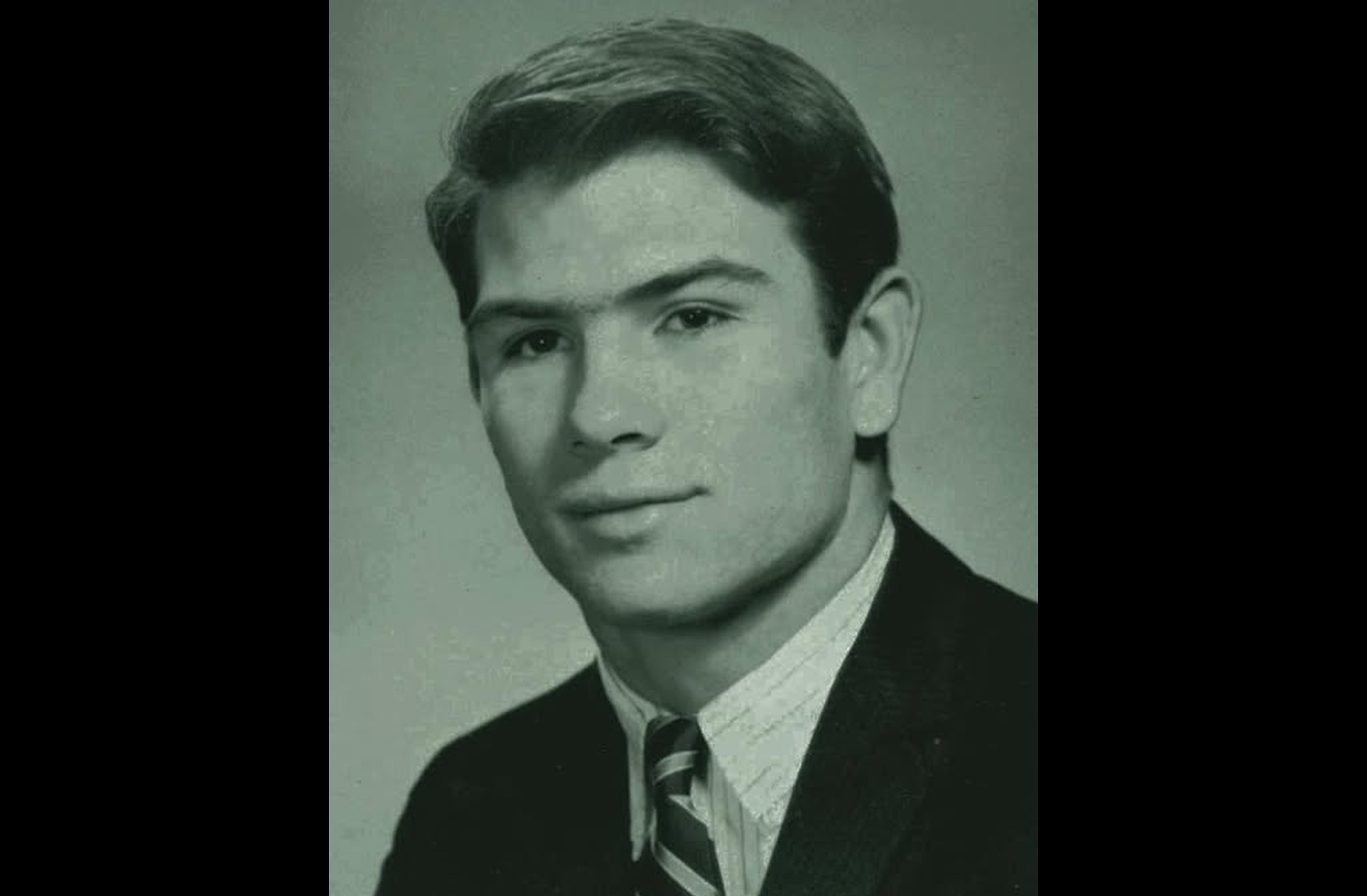 <p>Após a graduação, Jones mudou-se para Nova York e iniciou trajetória no teatro. A transição para os palcos foi natural, pois sua paixão pela interpretação já era notória e, com esforço, conquistou papéis na Broadway. Assim, ganhou visibilidade no meio artístico.</p>
<p>&nbsp;</p>
