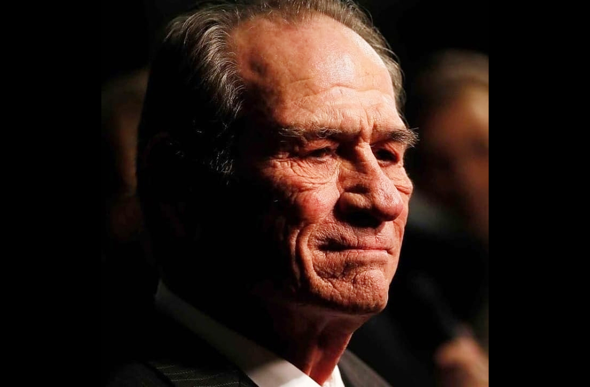 <p>Aos 79 anos, Tommy Lee Jones segue como um dos atores mais admirados de sua geração. Ao conectar o cinema às suas raízes texanas, refletiu autenticidade em cada obra. Com uma carreira laureada, tornou-se inspiração para aqueles que seguem seus passos nas artes dramáticas.</p>

