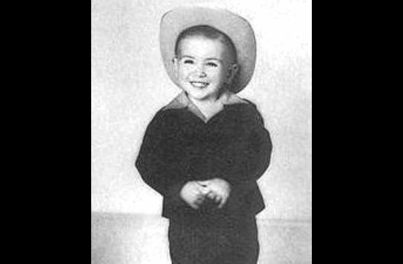 <p>Nascido em 15/9/1946, em San Saba, Texas, Tommy Lee Jones cresceu em uma família simples, mas desde cedo demonstrou interesse pelas artes. Sua infância foi marcada por disciplina e contato com a cultura texana. Essa base sólida influenciou sua postura firme e estilo de atuação.</p>
<p>&nbsp;</p>
