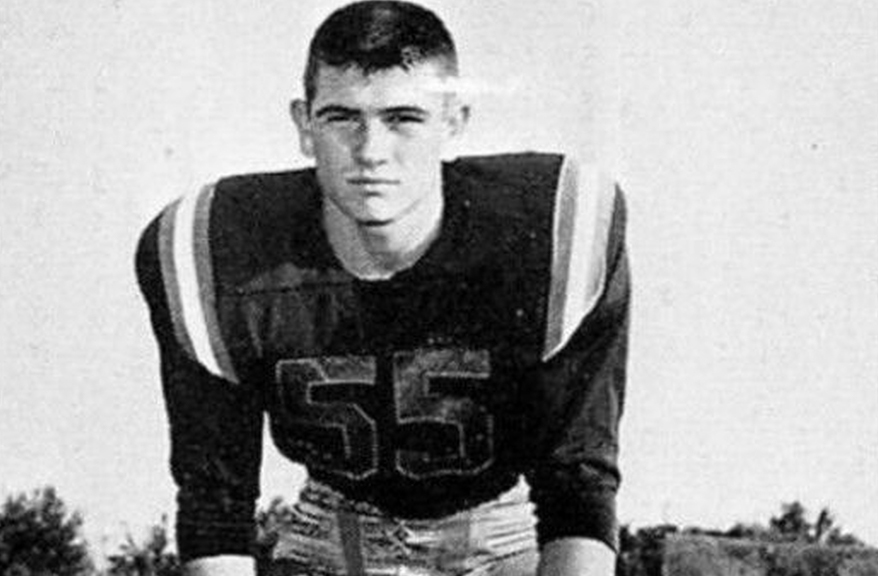 <p>Durante os anos de formação, ele estudou na St. Mark’s School of Texas, onde se destacou academicamente. Posteriormente, ingressou em Harvard para cursar literatura inglesa. Foi nesse ambiente que começou a se envolver com teatro e descobriu sua verdadeira vocação.</p>
