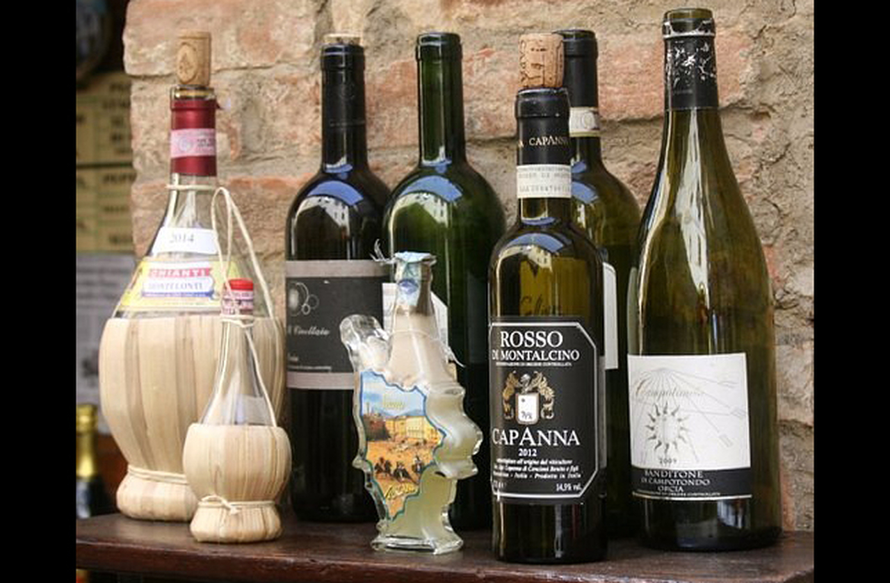 <p>Os vinhos do Vale de Orcia refletem séculos de dedicação agrícola. O Brunello de Montalcino é o mais famoso, mas há também rótulos de grande qualidade como o Rosso di Montalcino. As vinícolas, por sua vez, oferecem degustações que unem história e sabor.</p>
