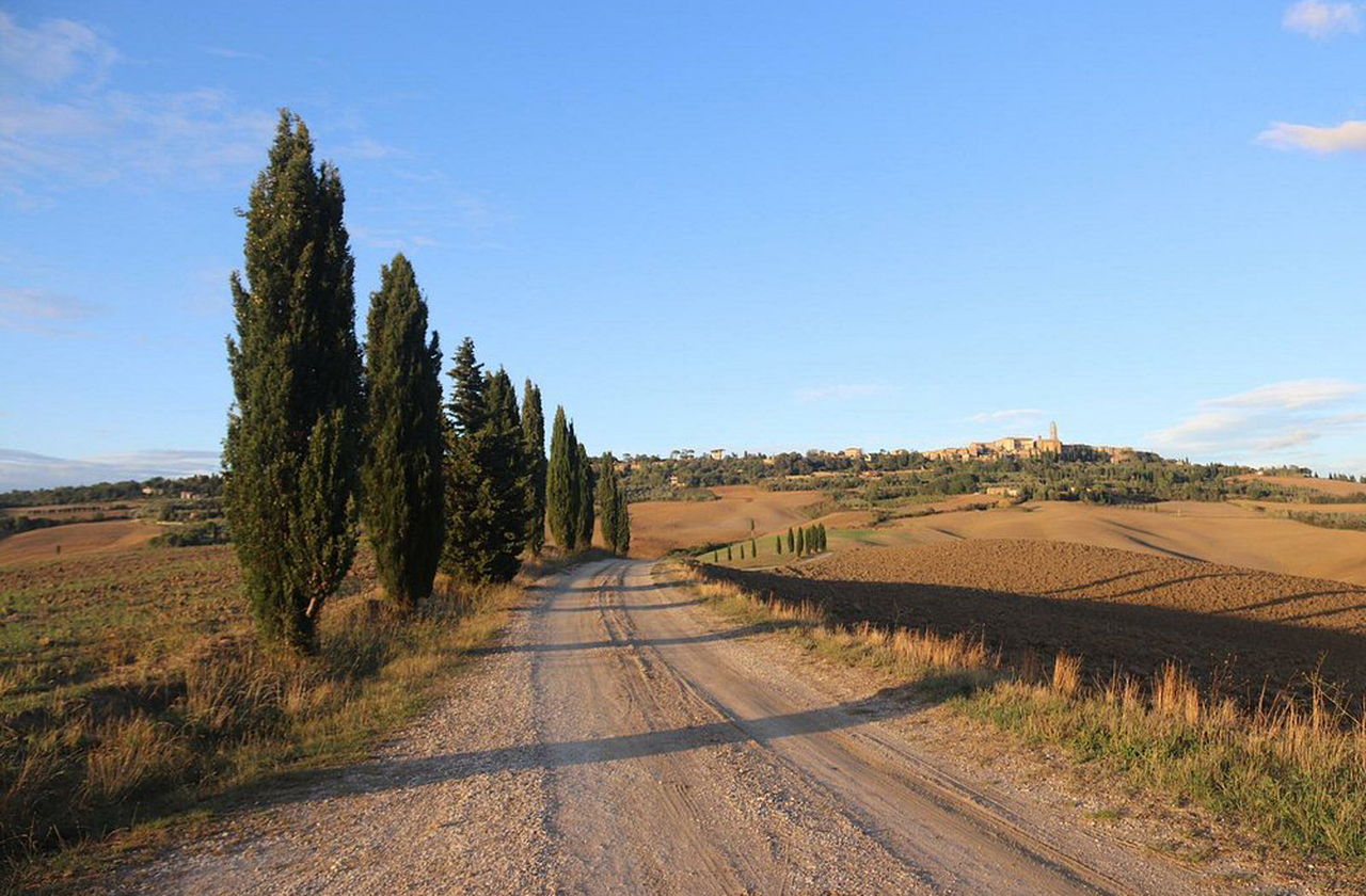 <p>O vale é atravessado pela Via Francigena, rota medieval de peregrinação até Roma. A estrada traz viajantes e comerciantes, fortalecendo a economia local. Hoje, trilhas e caminhadas seguem esses caminhos históricos. Assim, o turismo de aventura se soma ao patrimônio cultural.</p>
