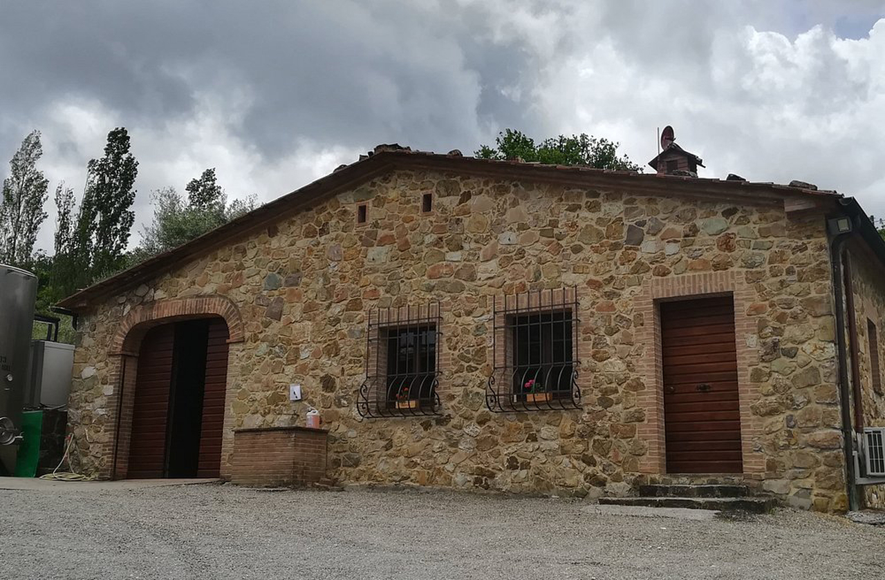 <p>As casas de pedra e fazendas fortificadas refletem séculos de adaptação ao ambiente. Muitas foram transformadas em agriturismos, oferecendo hospedagem autêntica. Além disso, a arquitetura rural da região preserva técnicas tradicionais.</p>
