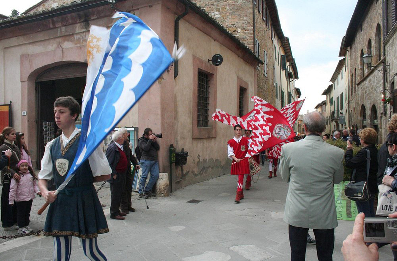 <p>O calendário local inclui festas religiosas e celebrações agrícolas. Eventos como colheitas e feiras gastronômicas aproximam moradores e turistas. Música e a dança popular, como não poderiam deixar de ser, reforçam a identidade cultural.</p>

