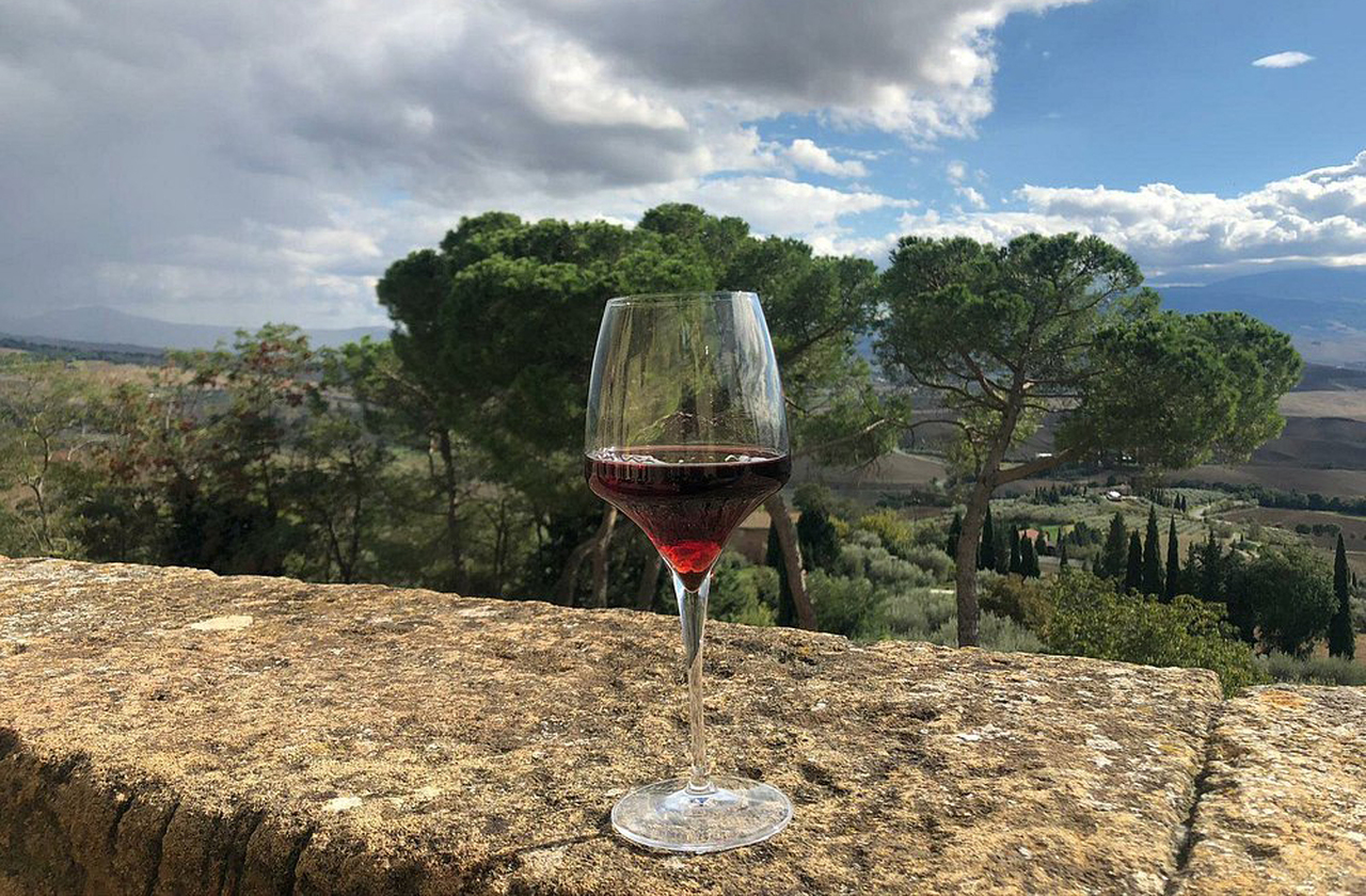 <p>Além disso, a região é marcada por tradições agrícolas seculares, como a produção de vinhos e azeites de excelência. Assim, o Vale de Orcia revela-se não apenas como destino turístico, mas como símbolo da identidade toscana.</p>
<p>&nbsp;</p>
<p>&nbsp;</p>
