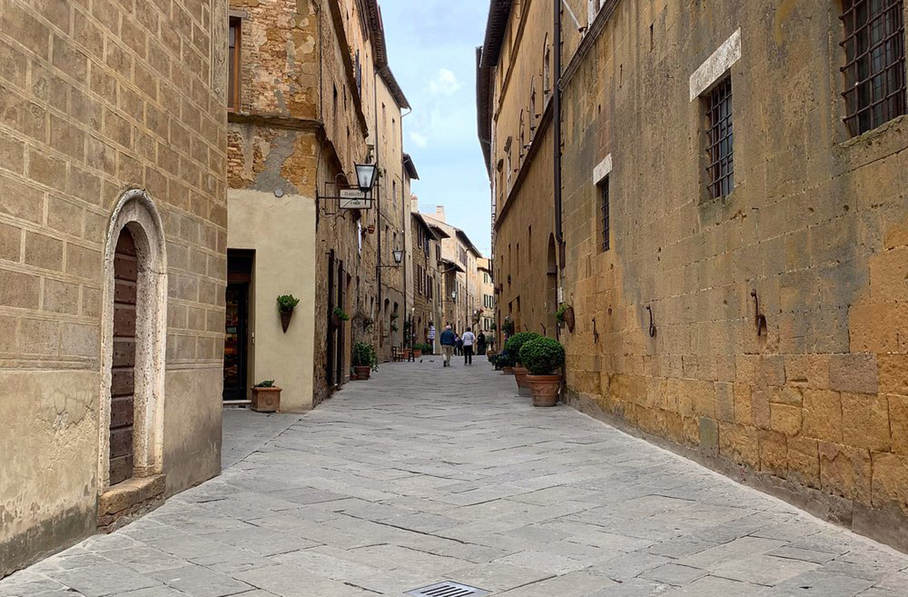 <p>Ao sul de Siena, o vale se estende até o Monte Amiata, compondo paisagem que une campos cultivados e vilas históricas. Sua posição conecta rotas comerciais antigas, bem como a proximidade às cidades de Pienza e Montalcino amplia sua importância turística.</p>
