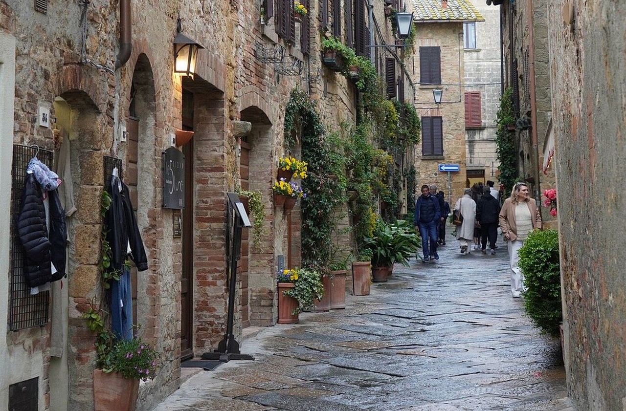<p>Pienza, conhecida como a “cidade ideal” do Renascimento, foi projetada por ordem do Papa Pio II. Suas ruas harmoniosas e praças elegantes refletem ideais humanistas. Ao mesmo tempo, a cidade é famosa pelo queijo pecorino, que atrai visitantes e gourmets.</p>
