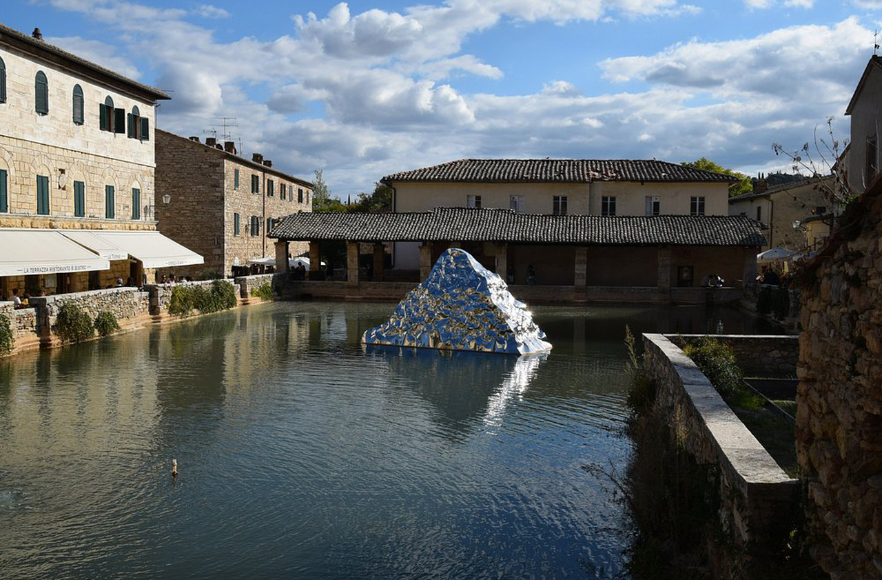 <p>Bagno Vignoni surpreende por sua praça central ser uma piscina termal, usada desde a época romana. Essa peculiaridade confere charme e autenticidade ao vilarejo. As águas quentes da região continuam a atrair visitantes em busca de bem-estar.</p>
