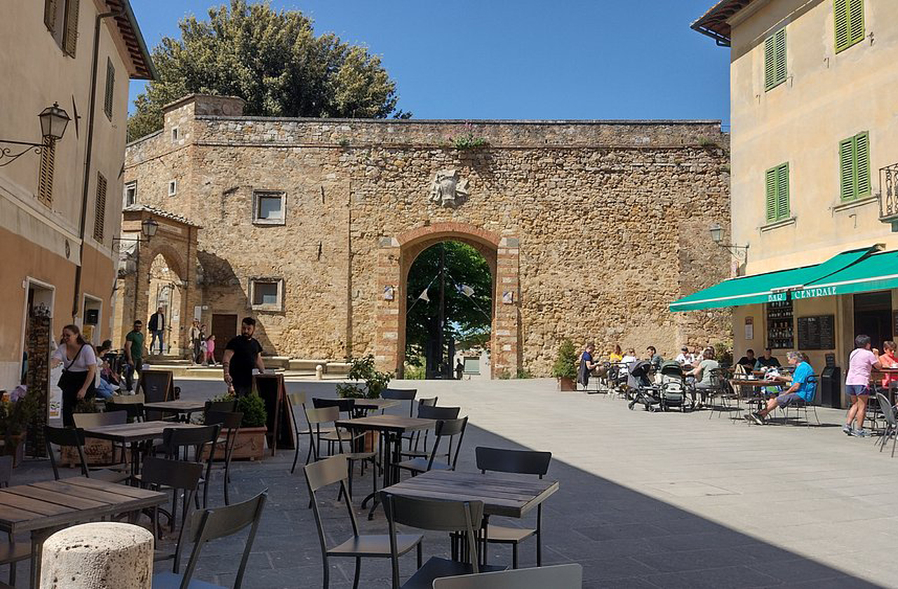 <p>San Quirico d’Orcia preserva muralhas medievais e jardins renascentistas, como o Horti Leonini. Suas ruas estreitas convidam a caminhadas tranquilas. Além disso, a cidade desempenhou papel de grande relevância nas rotas franciscanas.</p>
