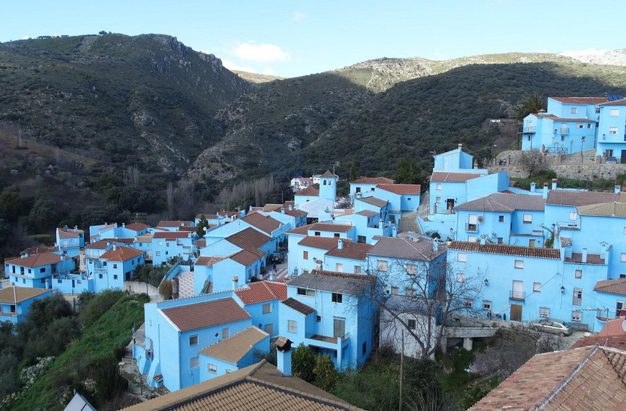 Júzcar, cidade da Andaluzia, na Espanha, ficou famosa em 2011 ao pintar suas casas de azul para promover o filme “Os Smurfs”, transformando o local em uma verdadeira atração turística. -  (crédito: reprodução/ tripadvisor )