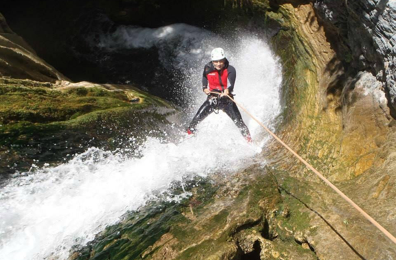 <p>Esse aspecto natural complementa o apelo cinematográfico, tornando Júzcar um destino híbrido entre cultura pop e ecoturismo. O interesse internacional cresceu, e brasileiros passaram a incluir a cidade em roteiros de viagem ligados ao cinema e à fantasia.</p>
