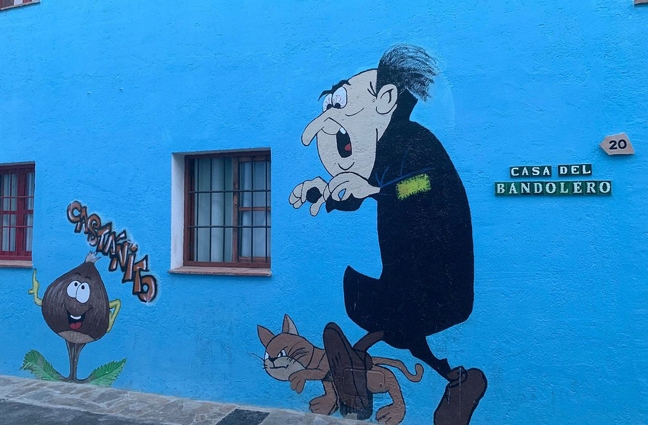 <p>Entre as atrações, destaca-se a Rota dos Grafites, com murais que retratam os Smurfs em diferentes situações divertidas.</p>
