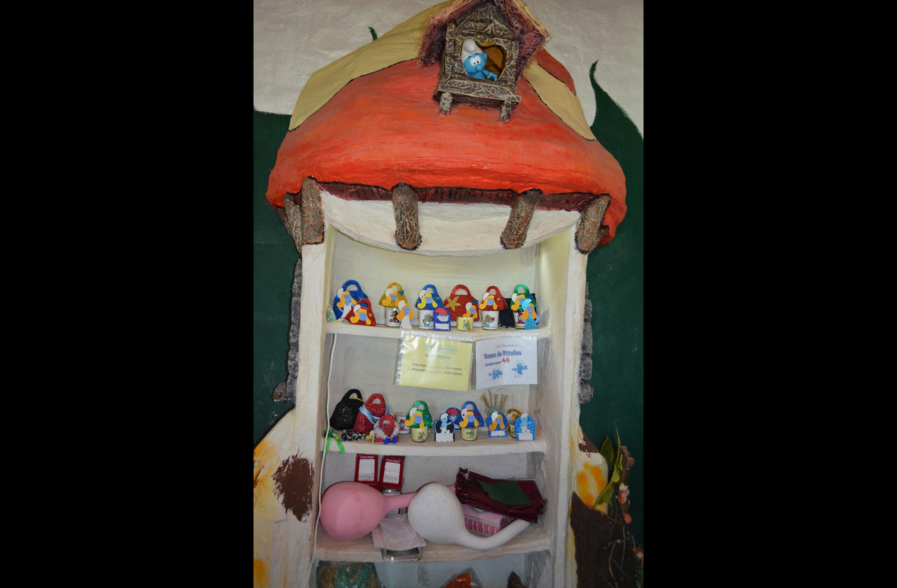 <p>O Mercado de Artesanato de Júzcar, por sua vez, oferece produtos locais e temáticos, reforçando a economia comunitária e o vínculo com visitantes.</p>
