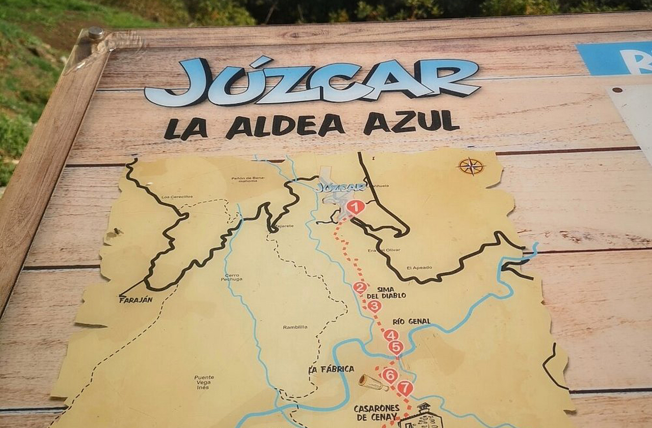 <p>Por questões de direitos autorais, Júzcar não se promove mais oficialmente como “Pueblo Pitufo” (vila dos Smurfs), mas como “Aldeia Azul”. Apesar disso, a essência permanece: casas azuis e espírito lúdico continuam a atrair turistas do mundo inteiro.</p>
<p>&nbsp;</p>
