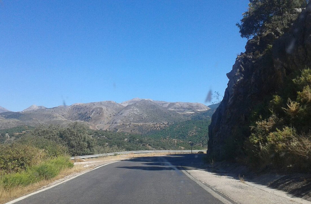 <p>Província localizada a 115 quilômetros de Málaga e 25 quilômetros de Ronda, a vila é acessada por estradas montanhosas estreitas, exigindo cuidado, mas recompensando com paisagens inesquecíveis.</p>
<div></div>

