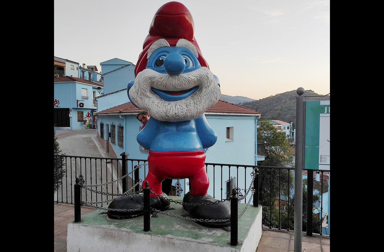 <p>Júzcar mostra, assim, que uma ação promocional pode redefinir a identidade de um local. Ao abraçar o azul, moradores criaram um destino que une fantasia, natureza e tradição reinventada. Hoje, a “Aldeia Azul” reflete criatividade coletiva e atrai quem a visita para um cenário de filme.</p>
