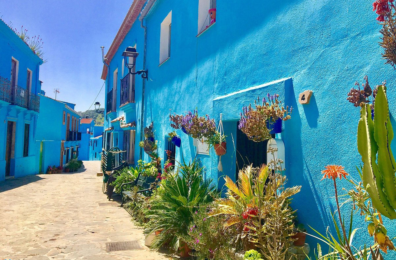 <p>O que parecia uma ação temporária transformou-se em identidade permanente, e hoje a “Vila Azul” é um fenômeno turístico mundial que atrai visitantes curiosos e apaixonados por cenários lúdicos.</p>
