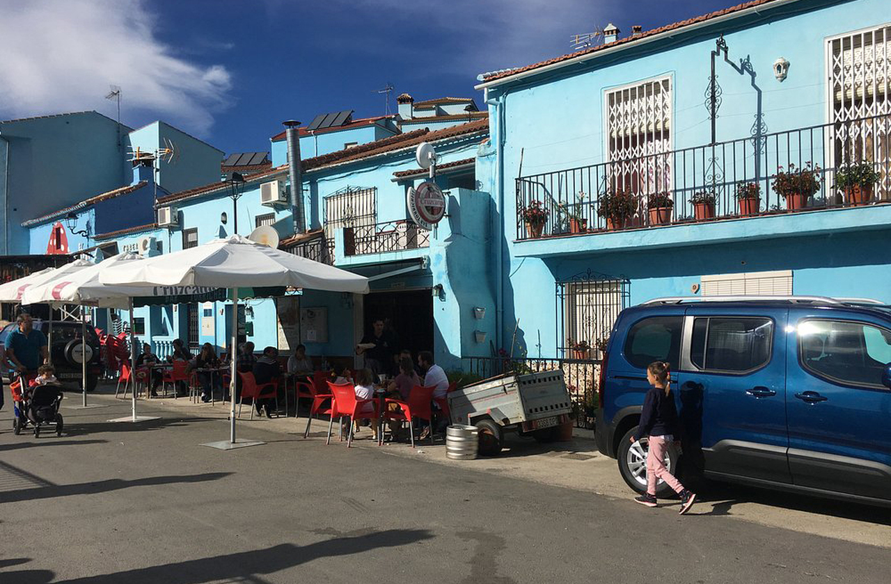 <p>Com a chegada de milhares de visitantes, a economia local explodiu. Restaurantes, pousadas e lojas de artesanato prosperaram, mudando a vida da comunidade.</p>
