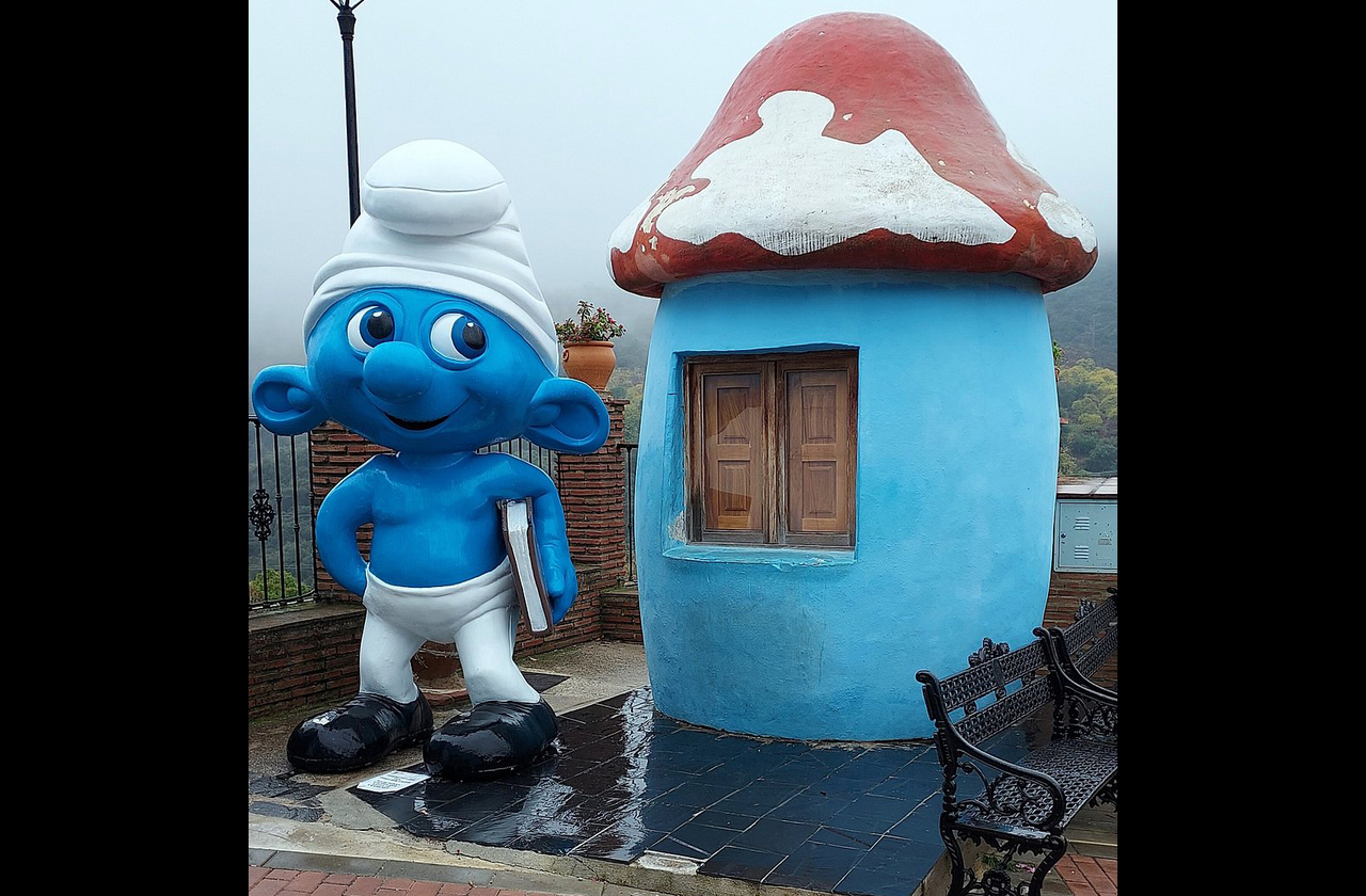 <p>Júzcar, desse modo, transformou uma ação de marketing em identidade cultural, tornando-se conhecida mundialmente como a “Vila dos Smurfs”.</p>
