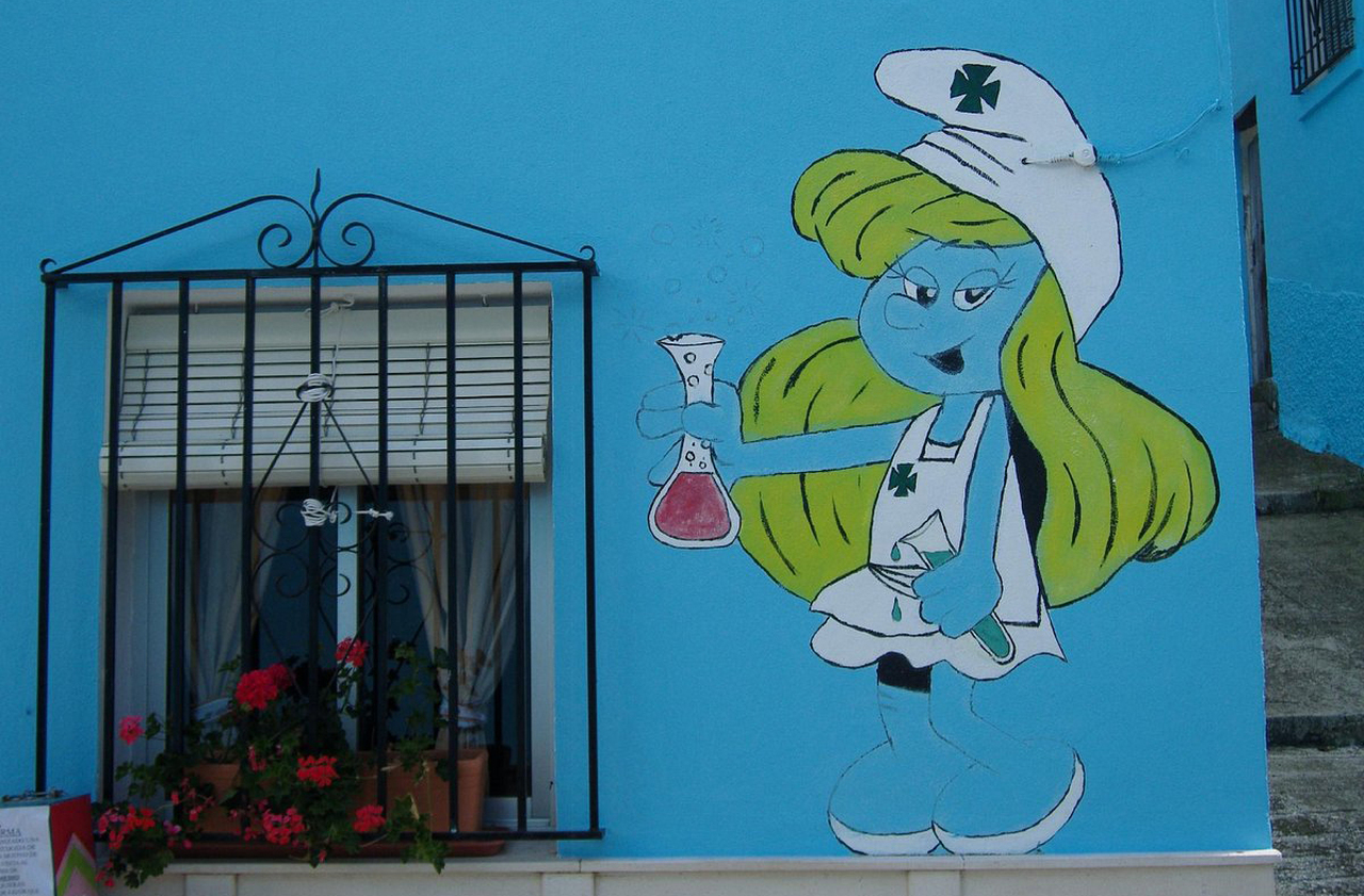 <p>Passear por Júzcar é como entrar em um conto de fadas. As ruas estreitas e sinuosas estão repletas de murais coloridos e referências aos personagens.</p>
