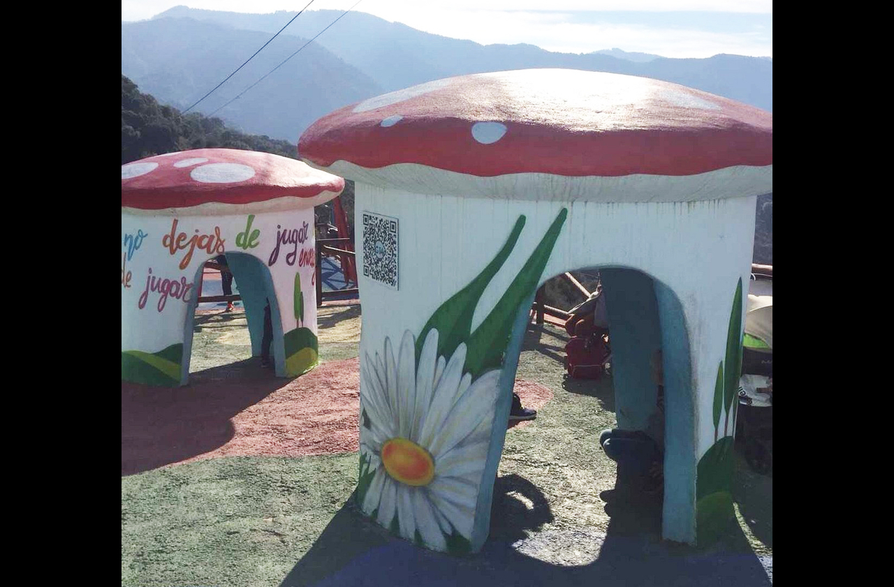 <p>Cogumelos gigantes e esculturas temáticas reforçam o clima lúdico, criando cenários perfeitos para fotos e experiências familiares.</p>
