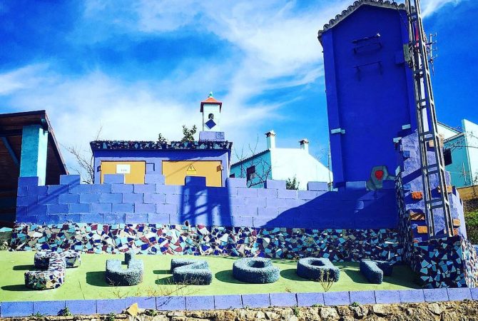 Vila dos Smurfs: descubra a exuberante cidade azul na Espanha