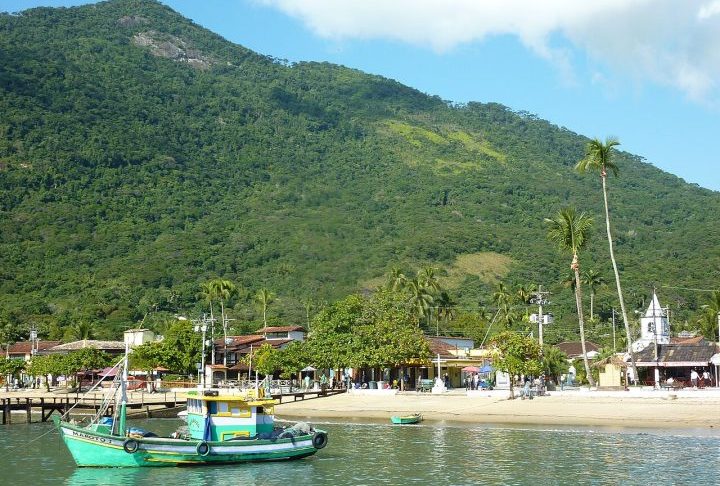A Vila do AbraÃ£o Ã© o principal ponto de chegada e concentra a infraestrutura de pousadas e restaurantes, servindo de base para quem deseja explorar trilhas ou fazer passeios de barco.