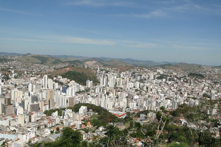 A decisão de construir um templo próprio ocorreu na década de 1950, após o crescimento da comunidade e a criação de associações e comércios.
