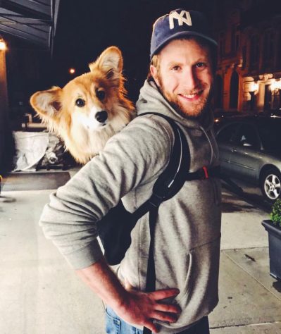 Bryan Reisberg, influenciador passeia com cães abandonados em mochilas pelas ruas de Nova York e 