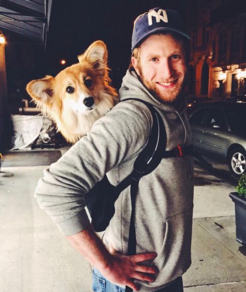 Na época, ela ficou conhecida na internet como “a cachorra da mochila”, o que fez Bryan largar o emprego em 2021 para se dedicar ao projeto. 