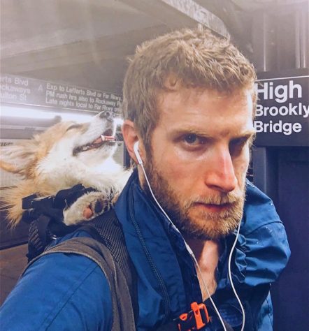 Bryan Reisberg, influenciador passeia com cães abandonados em mochilas pelas ruas de Nova York e 