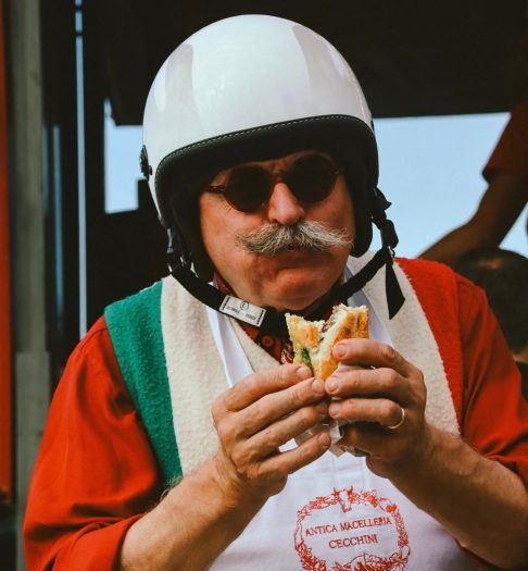 A comida, em sua visão, tem o poder de suspender a tristeza por algumas horas, criar comunidade e gerar felicidade.