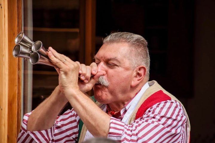 Lá, ele costuma receber clientes ao som de ópera, declamando versos da 