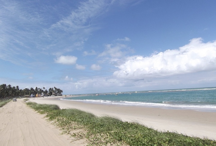 <p>As praias de areia clara se estendem por quilômetros, permitindo caminhadas, banhos de mar e práticas esportivas.</p>
