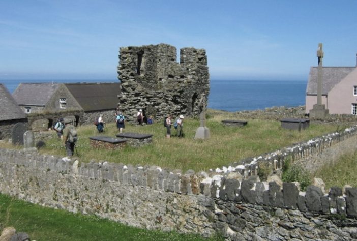 Ynys Enlli, ilha do País de Gales – David Medcalf/The graveyard and tower of St Mary's Abbey/CC BY-SA 2.0