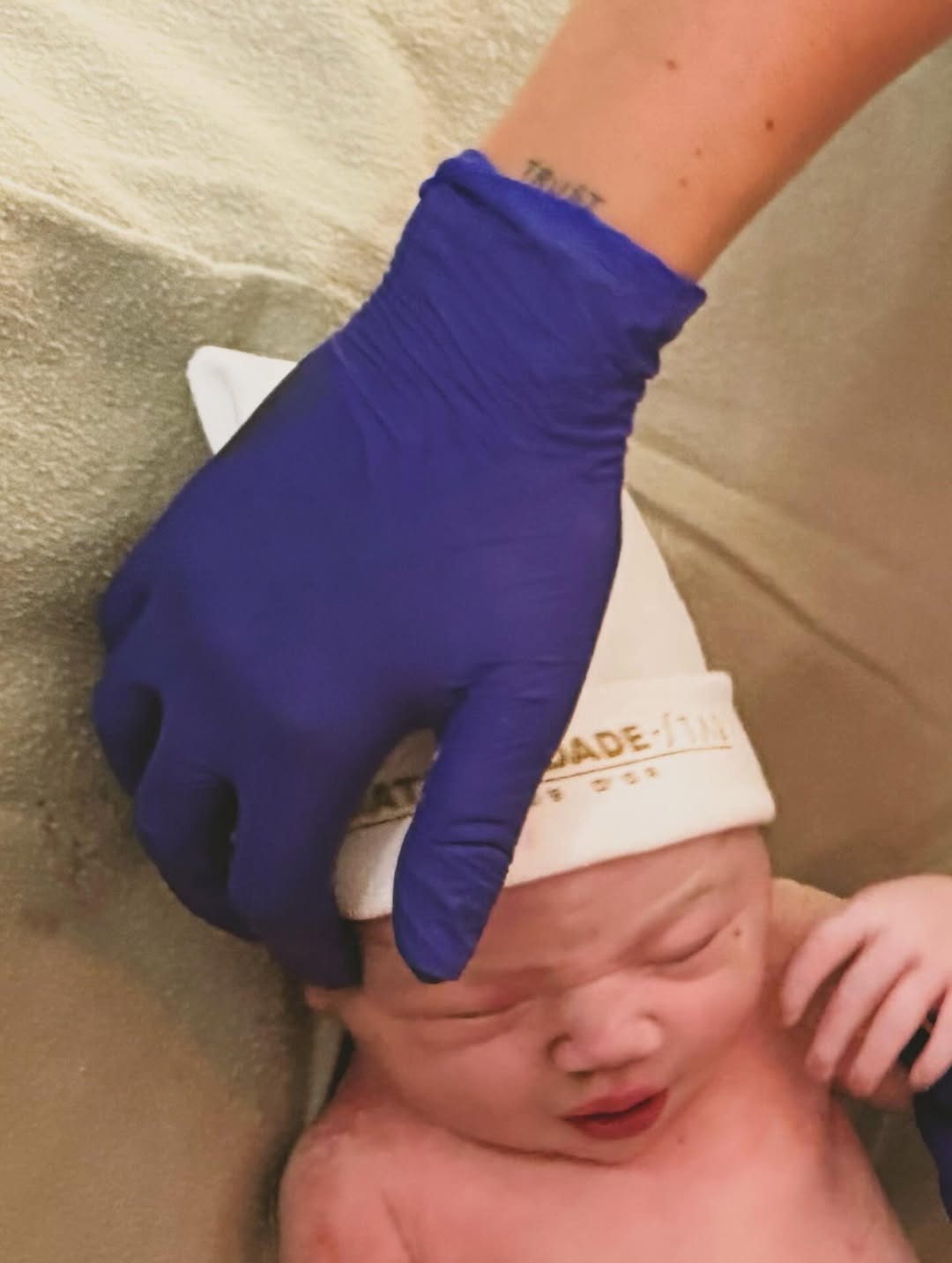 A chegada da bebê foi compartilhada nas redes sociais por meio de um carrossel de imagens que mostra a criança nos braços dos pais e momentos do parto, realizado na Maternidade São Luiz Star, em São Paulo. Na legenda da publicação, Nattan escreveu: “O dia que será pra sempre”.
